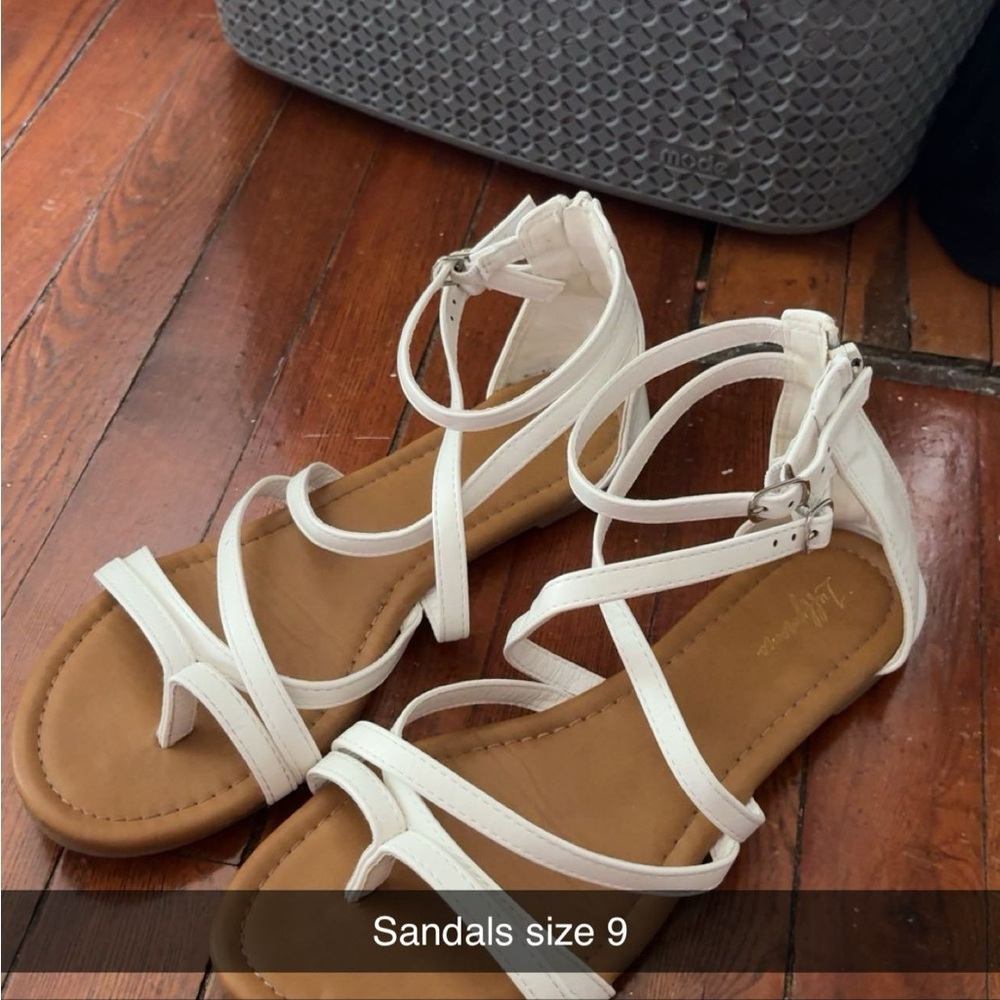 Matisse White and Brown Strappy Sandals with Toe Loop